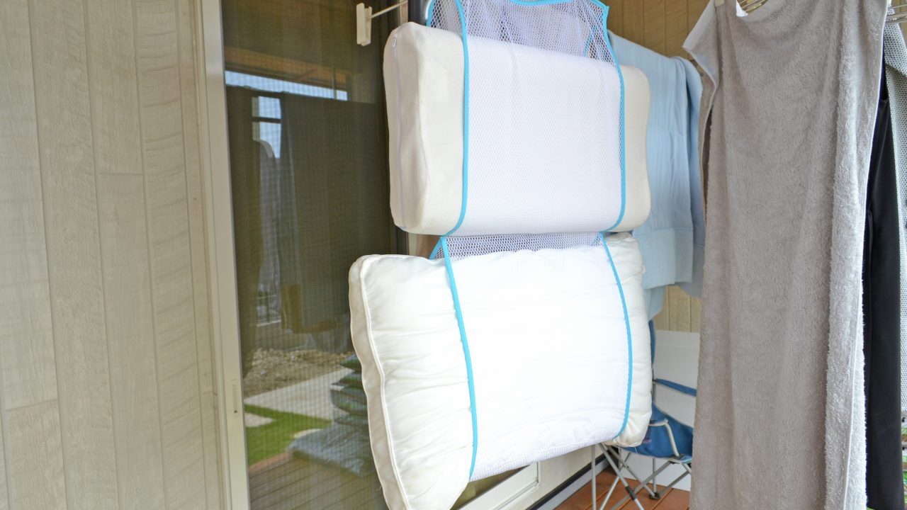 100均ダイソーの枕干しネットが便利 夏の寝室のニオイ対策に Freeq Life フリークライフ