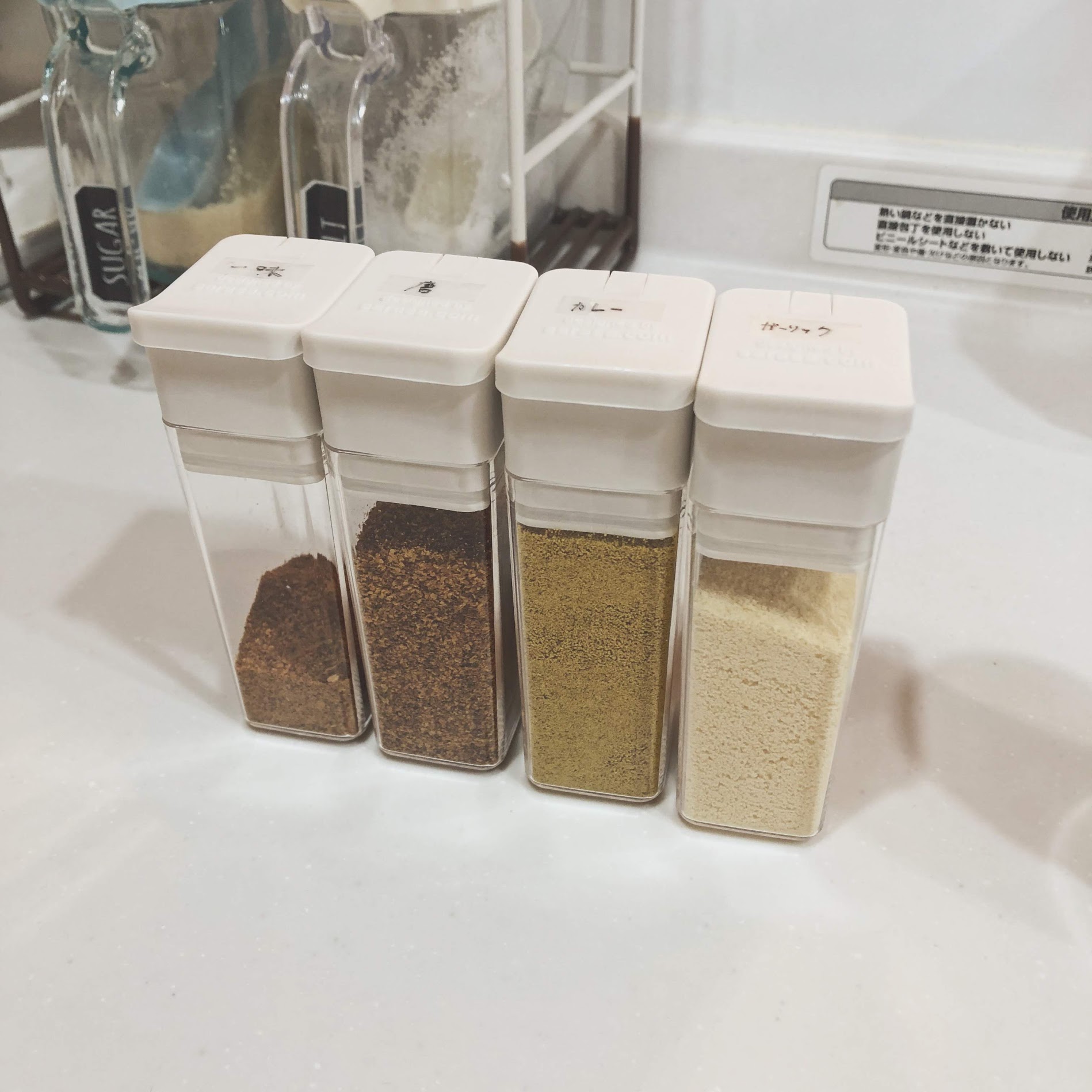 バラバラの調味料容器を統一してスッキリ シンプルなキッチンへ Freeq Life フリークライフ バラバラの調味料容器を統一してスッキリ シンプルなキッチンへ Freeq Life フリークライフ