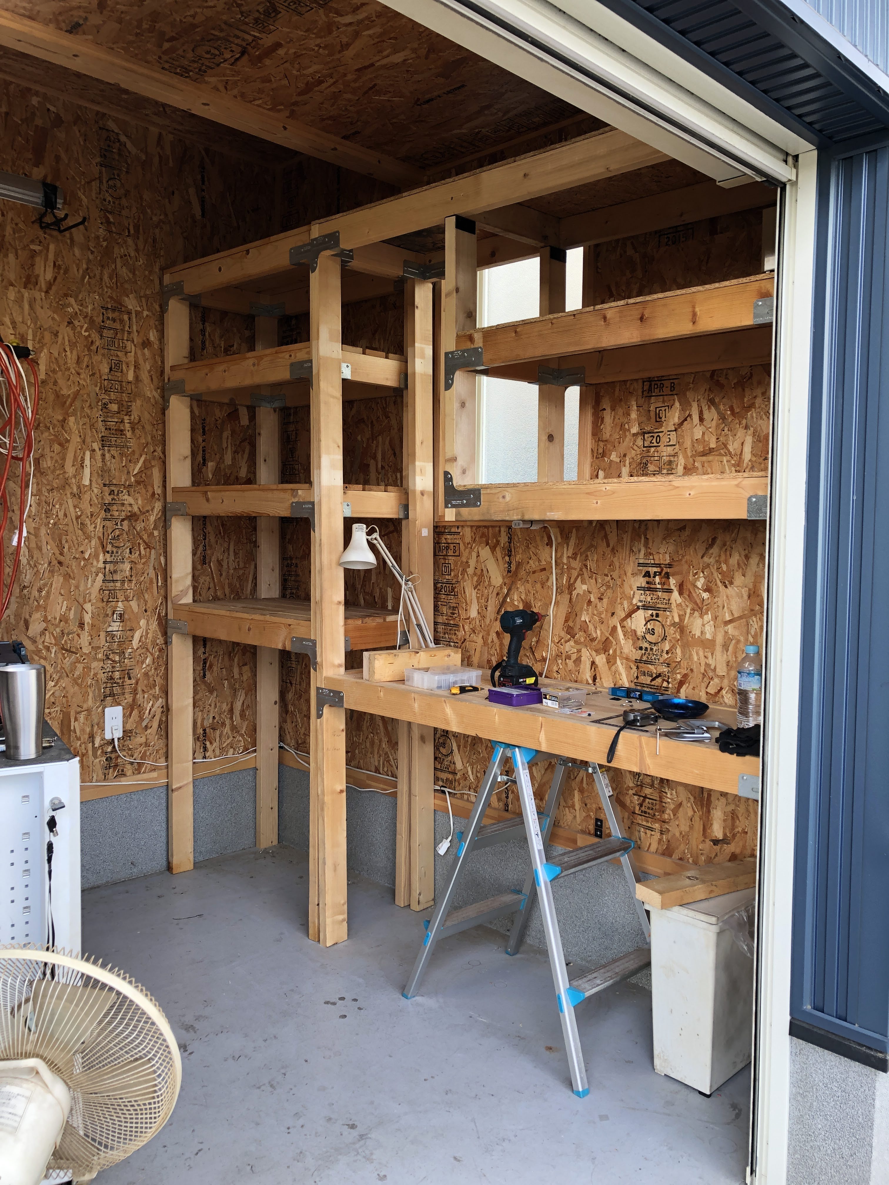 バイクガレージのスッキリ収納術2 4棚を組み替え バイクガレージのある平屋 Freeq Life フリークライフ
