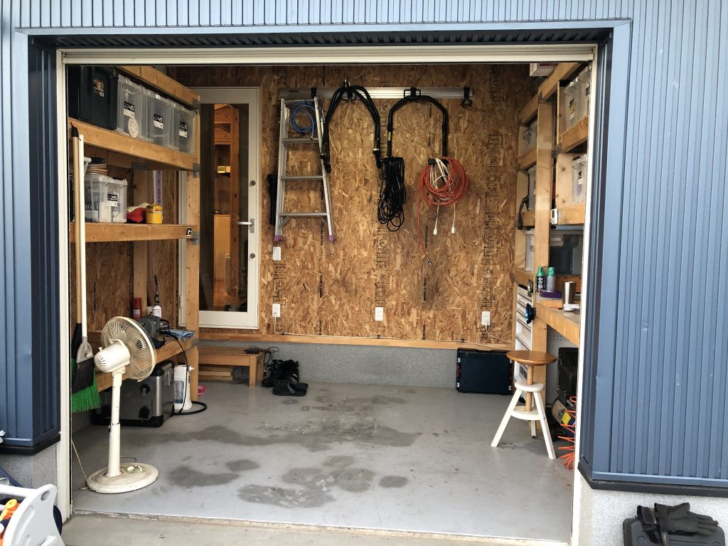 バイクガレージのスッキリ収納術2 4棚を組み替え バイクガレージのある平屋 Freeq Life フリークライフ