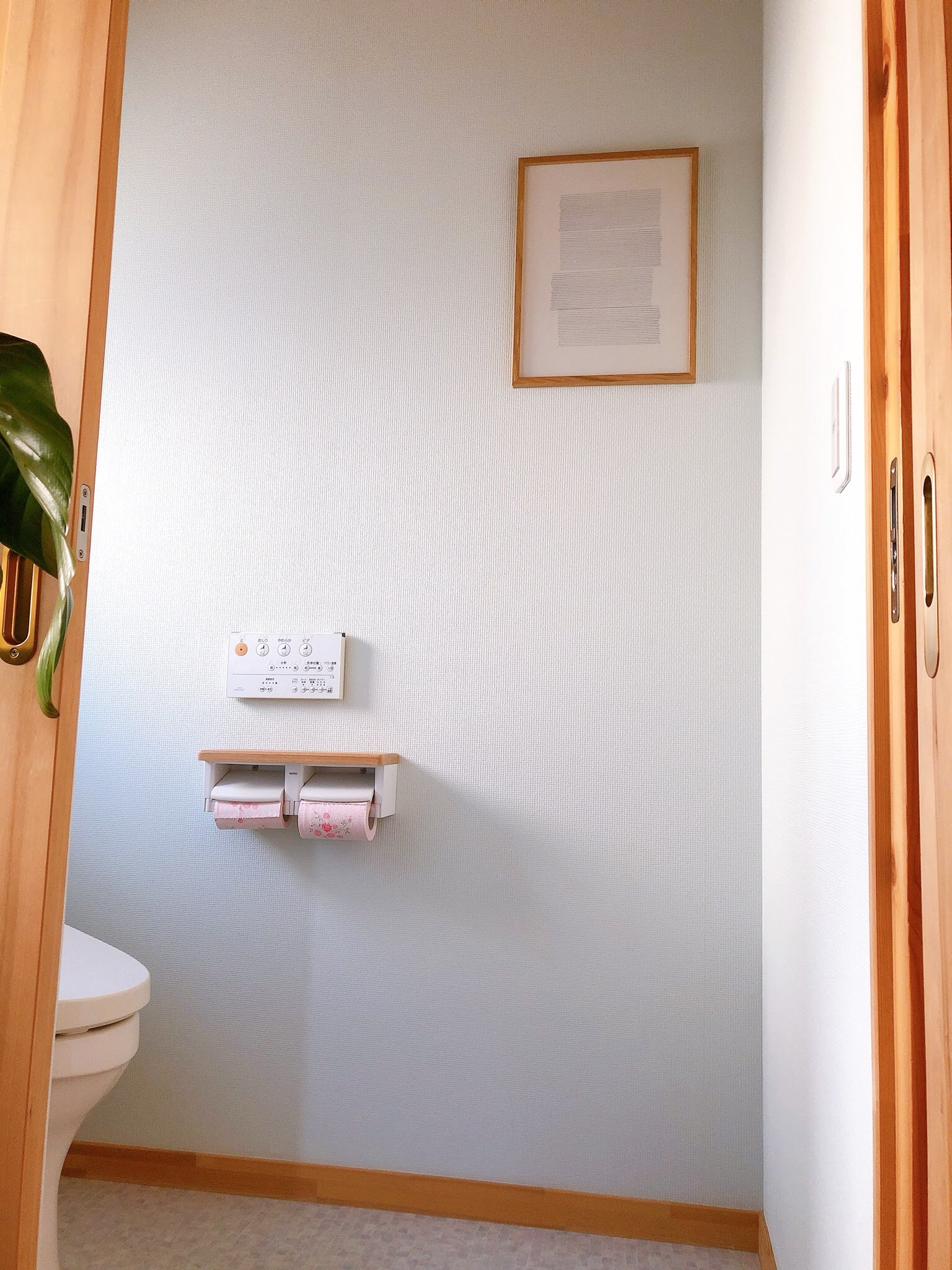 ニコピンフックを使ってポスターパネルを飾る もっと心地よいトイレのインテリア｜FREEQ LIFE フリークライフ