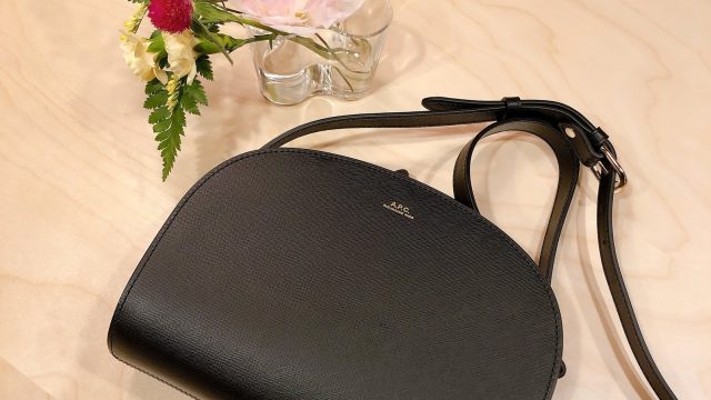 念願のミニマルなショルダーA.P.Cのハーフムーンバッグ バッグの